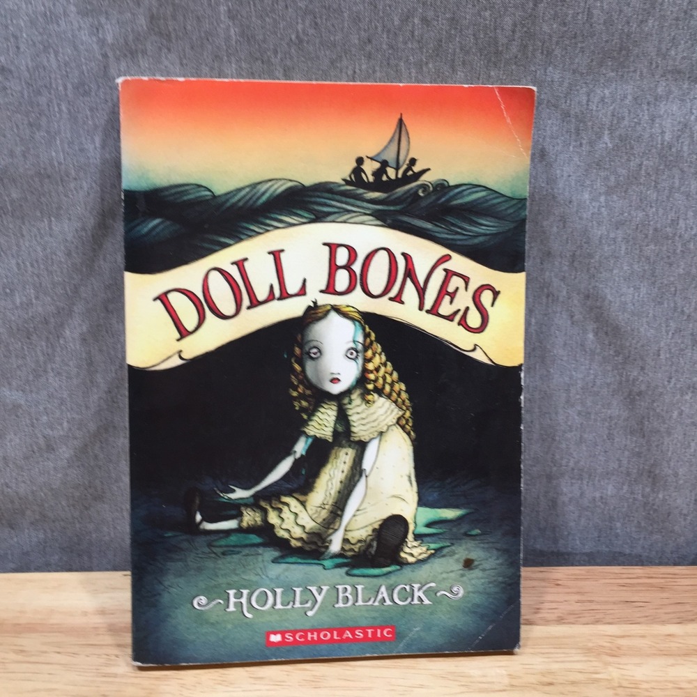 Scholastic Kids Doll Bones Holly‎ Black Paperback